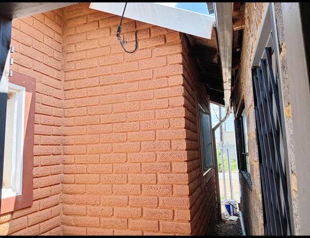 2 BEDROOM HOUSE FOR SALE IN BEVERLY HILLS